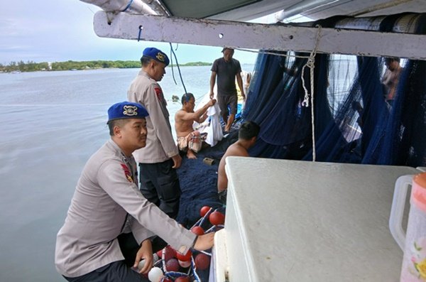 Sat Polairud Polres Bontang Gelar "Jumat Curhat" bersama Nelayan di Berbas Pantai