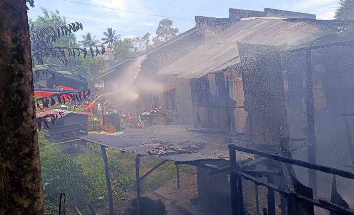 Rumah Depan SDN 017 Kelurahan Melayu Kukar Terbakar, Diduga Korsleting Listrik