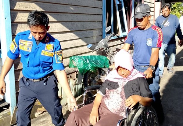 Tak Hanya Padamkan Api, Damkar Muara Badak Kukar Evakuasi Pasien Stroke