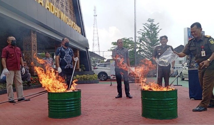 Dari Blender hingga Gerinda, Cara Kejari Samarinda Musnahkan Barang Bukti Narkoba dan Senjata Tajam