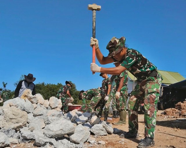 TMMD Ke-128; Demi Akses Warga, TNI dan Masyarakat Bontang Pecah Batu Bersama