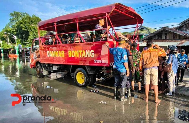 Deretan Potret Truk Damkar Angkut Puluhan Pelajar Menerjang Banjir Rob Bontang Kuala