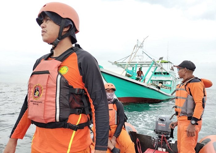 Hari Kedua Belum Ditemukan, Pihak Keluarga Ikut Bantu Pencarian Dua Pemancing yang Hilang di Perairan Bontang