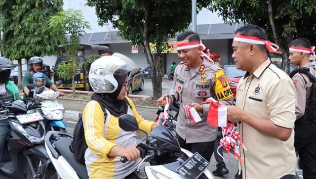 Semarak HUT Kemerdekaan RI di Bontang, Polisi Bagikan Bendera dan Bingkisan