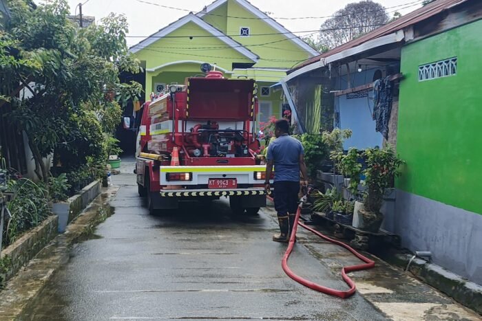 Banjir Surut, Damkar Bontang Bergerak Cepat Bantu Warga Bersihkan Lumpur dan Sampah