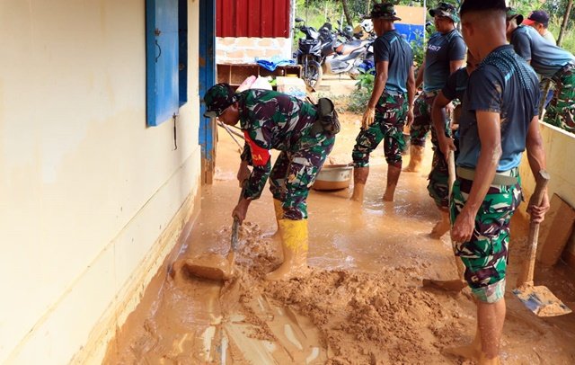 TNI dan Warga Gotong Royong Bersihkan Rumah Terdampak Longsor di Bontang