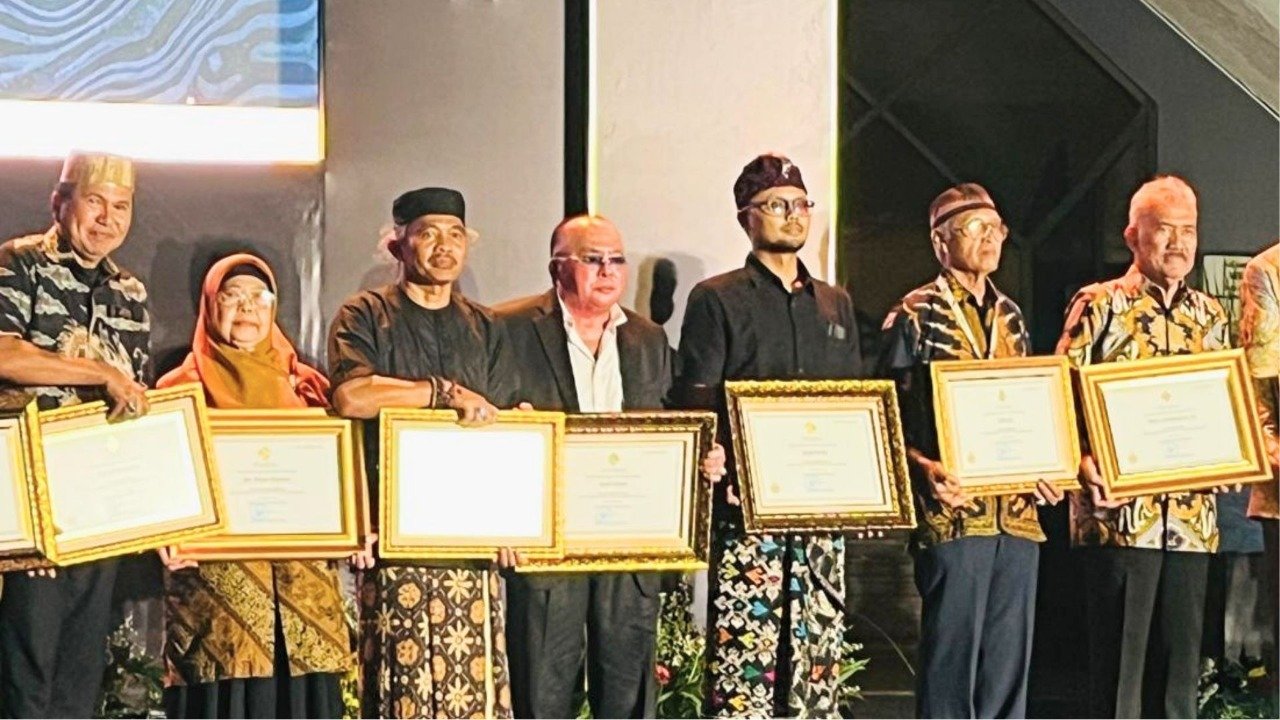 Mantan Bupati Kubar, Ismail Thomas Raih Anugerah Naga Sasra Berkat Perjuangan Selamatkan Mandau