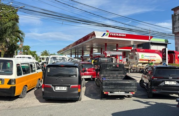 Antrean BBM di Balikpapan Capai 1 Kilometer, Pertamax dan Turbo Kosong 2 Hari, Wawali Bagus Kaget