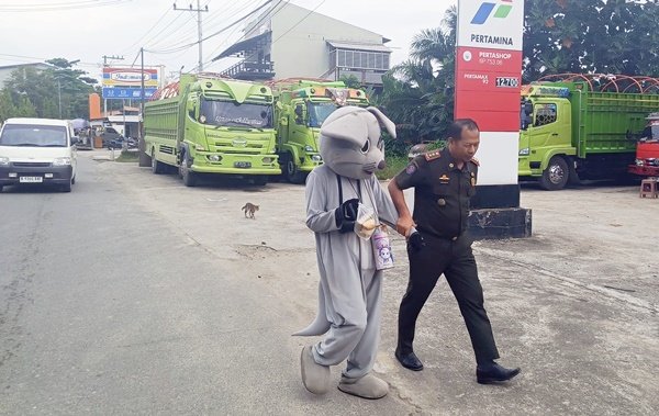 Empat Bulan Mengais Rupiah sebagai Badut di Bontang, Satpol PP Pulangkan ke Samarinda