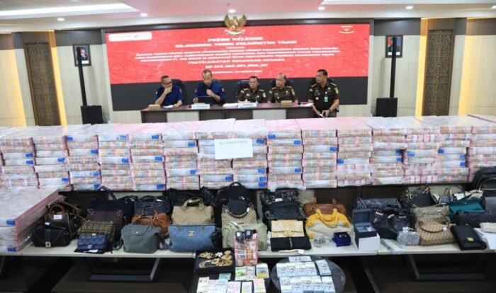 Tumpukan Uang Rp214 Miliar dan Barang Mewah dari Kasus Dugaan Korupsi Lahan Transmigrasi di Kaltim
