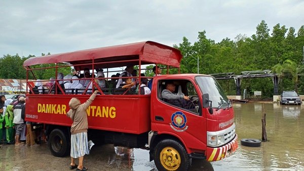 FOTO-FOTO: Banjir Rob Lumpuhkan Pagi di Bontang Kuala, Mobil Damkar Angkut Pelajar ke Sekolah