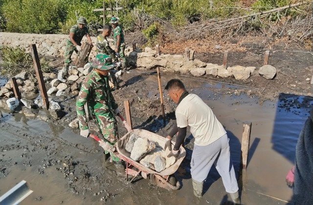 TMMD Ke-128; Demi Akses Warga, TNI dan Masyarakat Bontang Pecah Batu Bersama