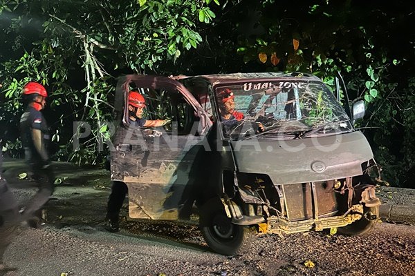 Tim Rescue Damkar Bontang Evakuasi Mobil Kecelakaan di Jalan Pupuk Raya