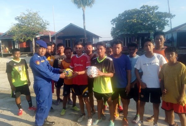 Kepedulian Sat Polairud Bontang, Warga Pulau Gusung Dapat Bantuan Sarana Olahraga