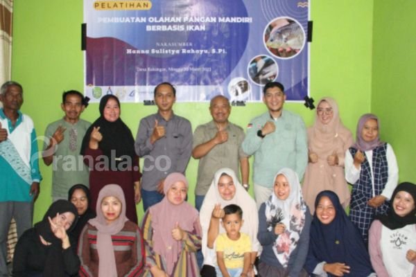 Warga Desa Bakungan Diberi Pelatihan Diversifikasi Olahan Pangan Bahan Ikan