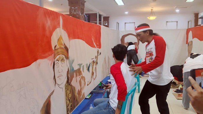 17 Perupa Sangatta Kutai Timur Lukis Mural 45 Meter di HUT ke-80 RI