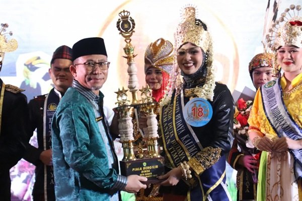 Piala Bergilir Kanda Dinda Duta Budaya Kaltim Kembali Diraih Kutai Kartanegara