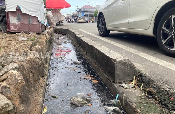 Jumat Bersih Belum Menyentuh Semua Sudut, Parit Kawasan Pasar Tamrin Bontang Mampet