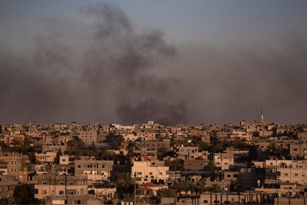 Israel Luncurkan Bom Satu Ton ke Kamp Penuh Pengungsi di Rafah