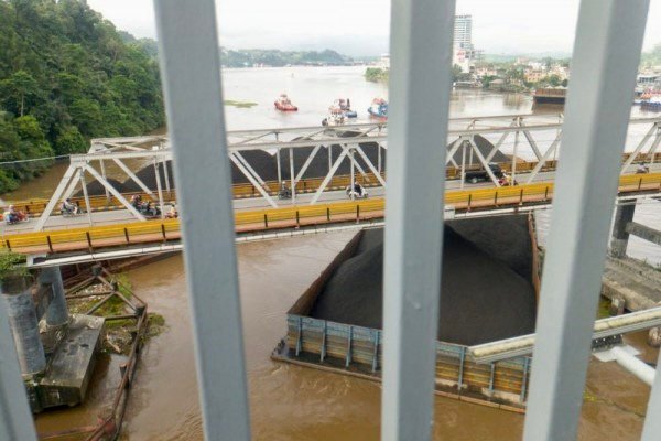 Dua Ponton Senggol Pilar Jembatan Mahakam