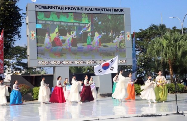 Meriah! East Borneo International Folklore Festival Dimulai dengan Pawai Kirab Budaya