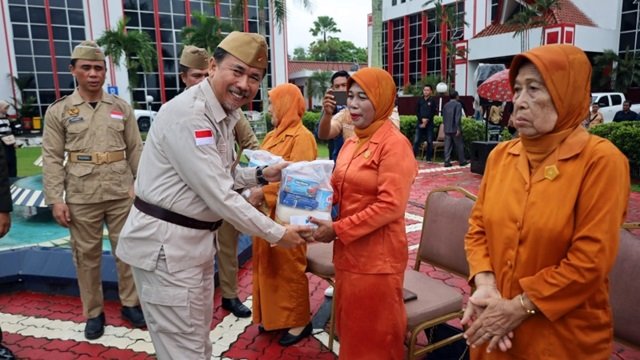 Peringati Hari Pahlawan 2024, Kukar Gelar Upacara Bendera dan Berikan Bantuan untuk Janda Veteran