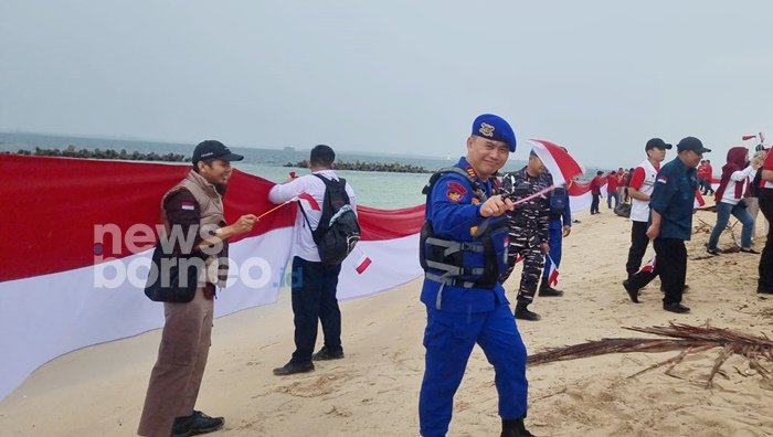 Merah Putih Berkibar di Tengah Hujan, Wali Kota Bontang Pimpin Upacara di Pulau Beras Basah