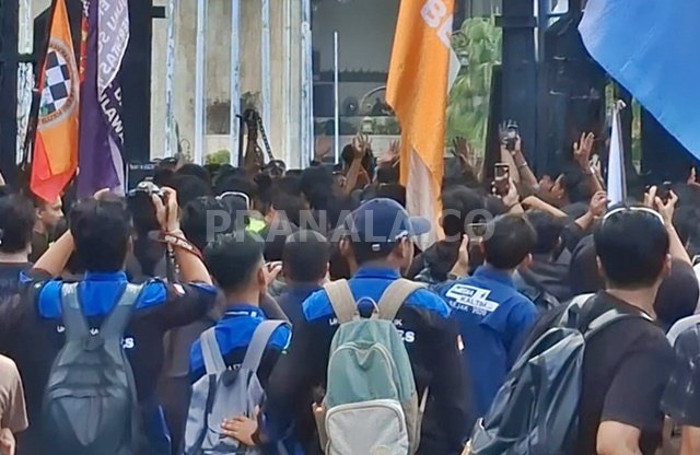 Ribuan Massa Jebol Gerbang DPRD Kaltim, Tuntut Hak Angket
