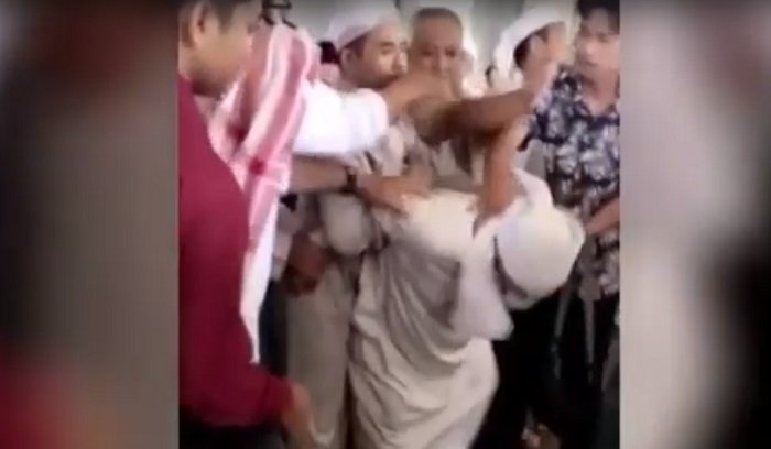 Heboh! Pria di Samarinda Rebut Mikrofon Imam Masjid sambil Ngamuk