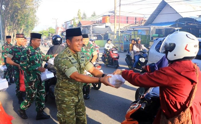 Kodim 0908/Bontang Bagikan Ratusan Takjil kepada Pengguna Jalan di Bulan Ramadan