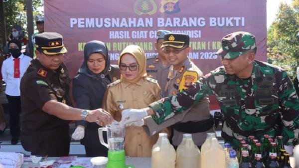 Polres Bontang Musnahkan Ratusan Liter Miras dan Puluhan Gram Sabu Hasil Operasi Pekat