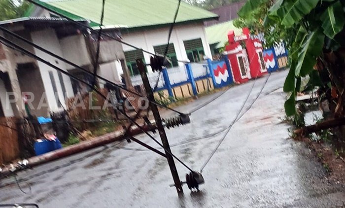 Listrik di Pangkep Padam Akibat Tiang Tumbang Diterjang Angin Kencang