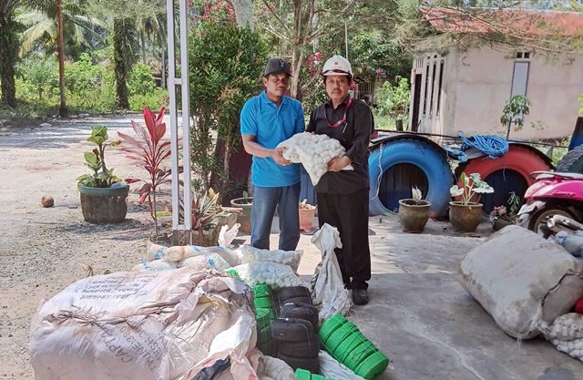 CSR PT Energi Unggul Persada Salurkan Alat Tangkap untuk Nelayan Santan Ilir