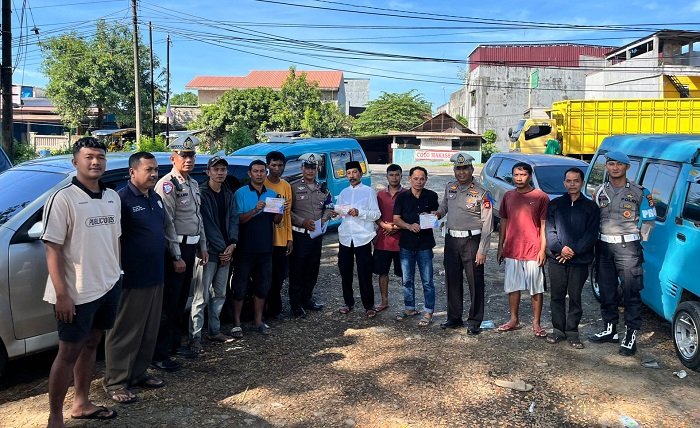 Operasi Patuh Pallawa 2025: Polantas Pangkep Sapa Sopir dan Sosialisasikan Tertib Lalu Lintas