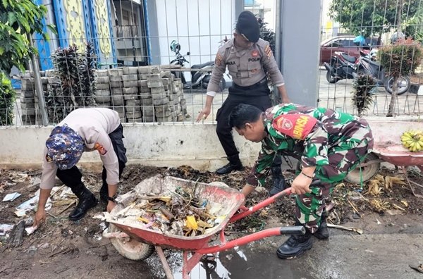 Kodim 0908 Bontang Gelar Karya Bakti Sambut HUT ke-79 TNI, Bersihkan Masjid Tua hingga Pasar