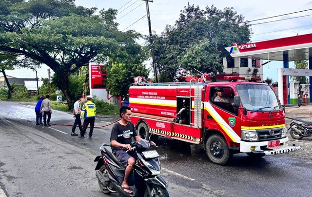 Jalan Licin Akibat Solar Tumpah, Polres Pangkep Lakukan Penanganan Cepat