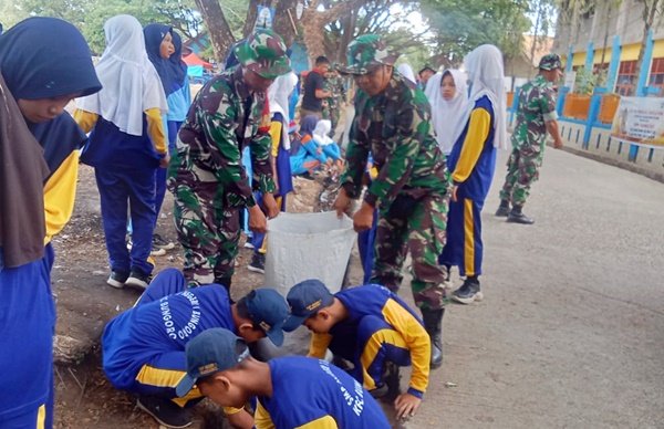 Tentara dan Pelajar Kompak Bersihkan Selokan Sekolah di Pangkep