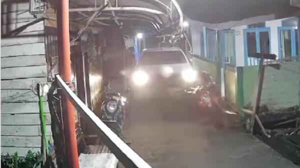 Dikejar Polisi Samarinda, Pengemudi SUV Gila Nekat Terobos Gang, Rusak 3 Rumah Warga dan Lindas Motor
