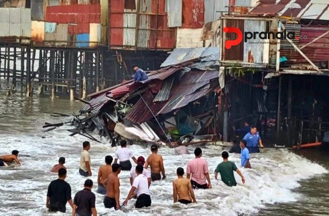 Detik-Detik Mencekam, Tiga Rumah di Balikpapan Ambruk ke Laut saat Azan Subuh