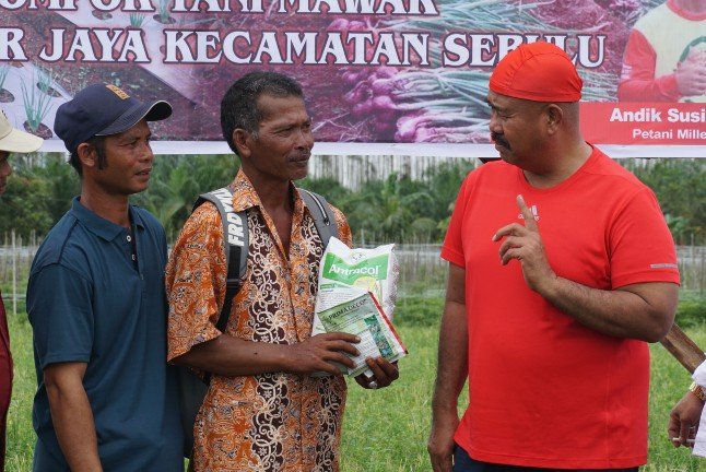 Apresiasi Bupati Kukar kepada Petani Bawang, Ikut Panen dan Serahkan Bantuan Pupuk dan Bibit