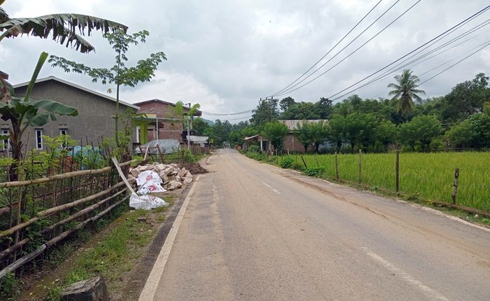 Jalan Poros Desa Tabo-Tabo Pangkep Berdebu dan Berlumpur, Warga Keluhkan Aktivitas Truk Tambang PT GKGM