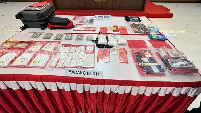 Polda Kaltim Ciduk Kurir Narkoba di Bandara Sepinggan, Bawa 1 Kg Sabu dan 475 Butir Ekstasi