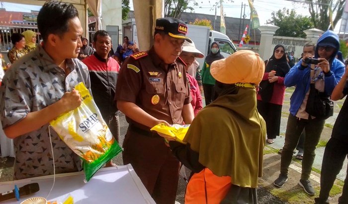 Hanya Satu Jam, Dua Ton Beras Murah Ludes di Kejari Bontang