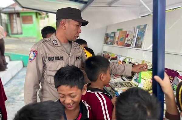 Tanamkan Minat Baca Sejak Dini, Polsek Bontang Selatan Gelar Bentor Cerdas dan Perpustakaan Keliling