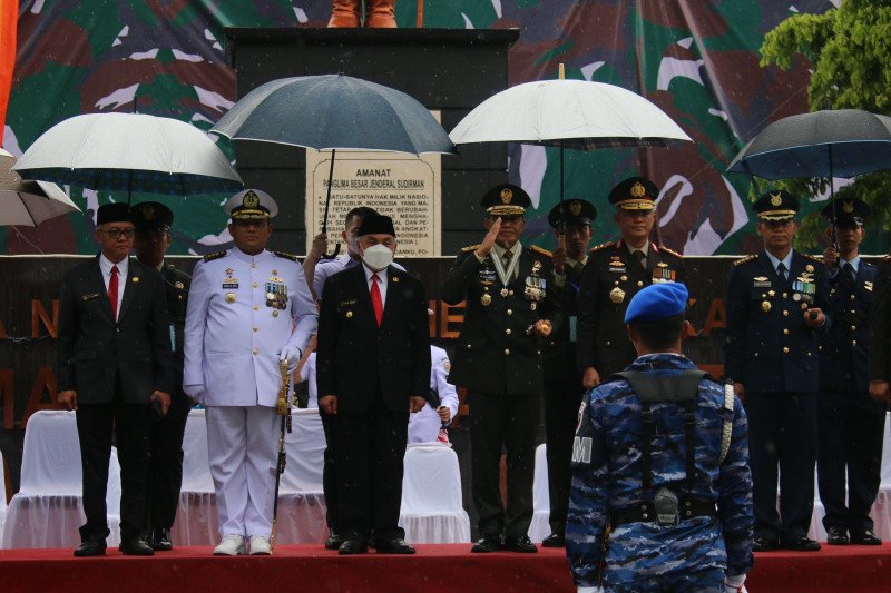 Meski Diguyur Hujan, Upacara HUT TNI Berjalan Khidmat