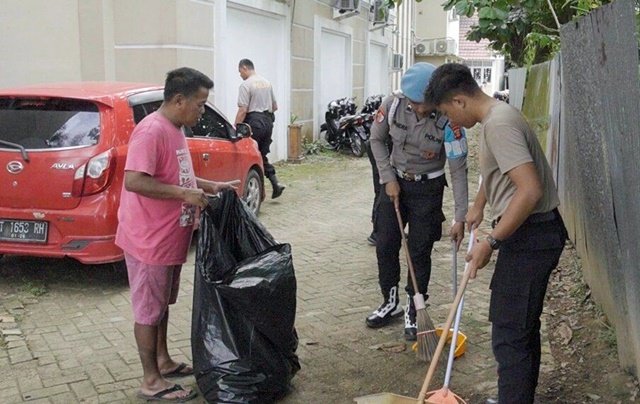 Jelang Natal, Polres Kutim Gotong Royong Bersihkan Gereja