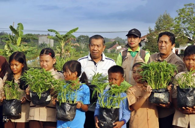 Smart Tani Masuk Sekolah, Siswa SD di Bontang Sudah Panen Kangkung Sendiri
