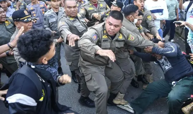 Relokasi Pasar Subuh Samarinda Berakhir Ricuh, Pedagang Terlibat Adu Pukul dengan Aparat