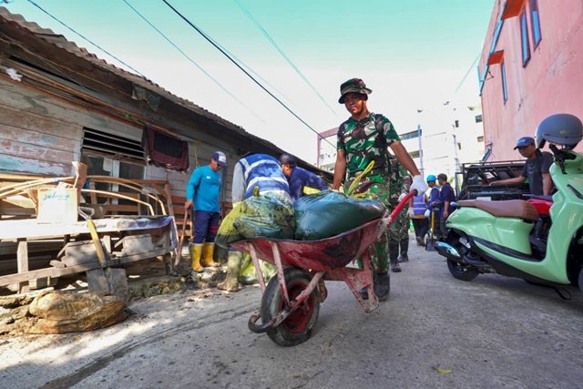 Sungai Bontang Kuala Dipenuhi Sampah, TNI dan Warga Turun Bersih-Bersih