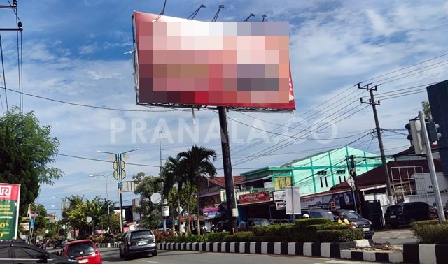 Puluhan Reklame Usang dan Berkarat di Median Jalan Bontang bakal Ditertibkan